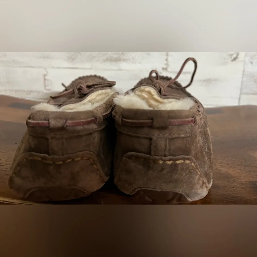 UGG Dakota Suede Leather Sheepskin Lining Rubber Sole Moccasin sz 8 - Image 4