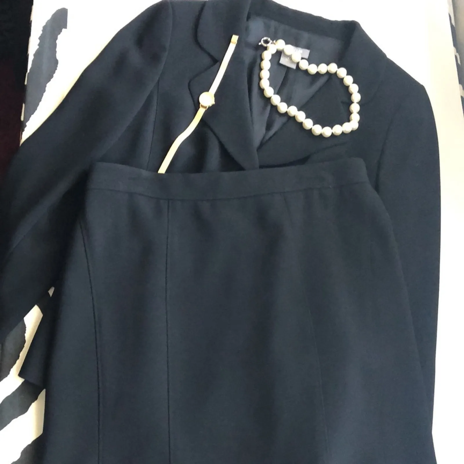 Ann Taylor Fit and Flare Black Suit Skirt Sz 4P - Image 4