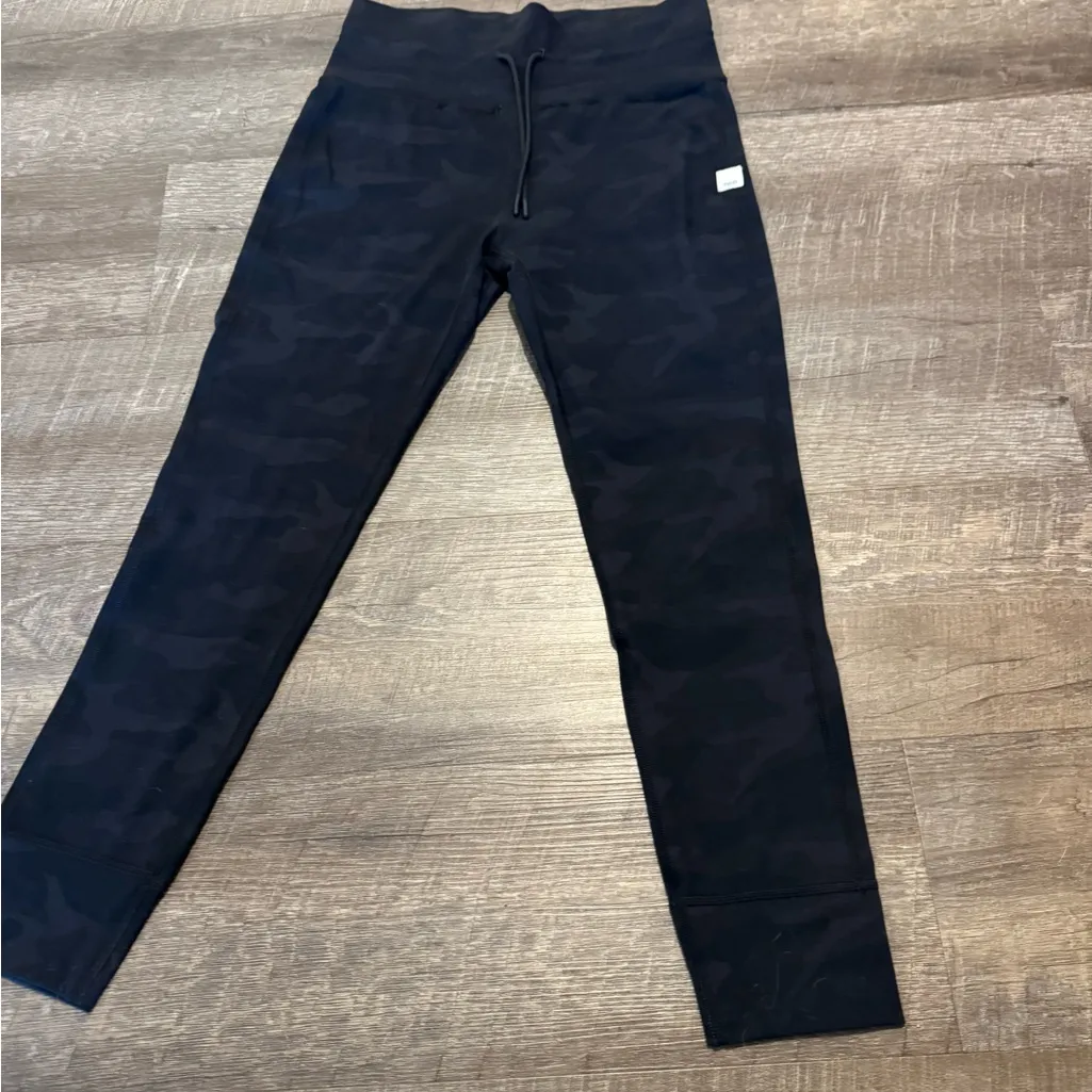 Vuori Daily Legging Black Camo - Image 2