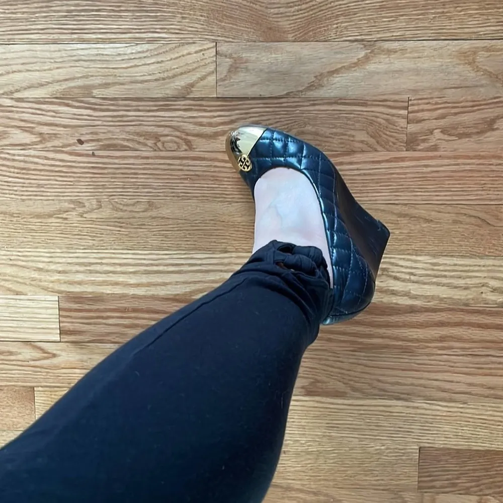 Tory Burch Kaitlin black quilted monogram gold cap toe leather wedges size 7 - Image 8