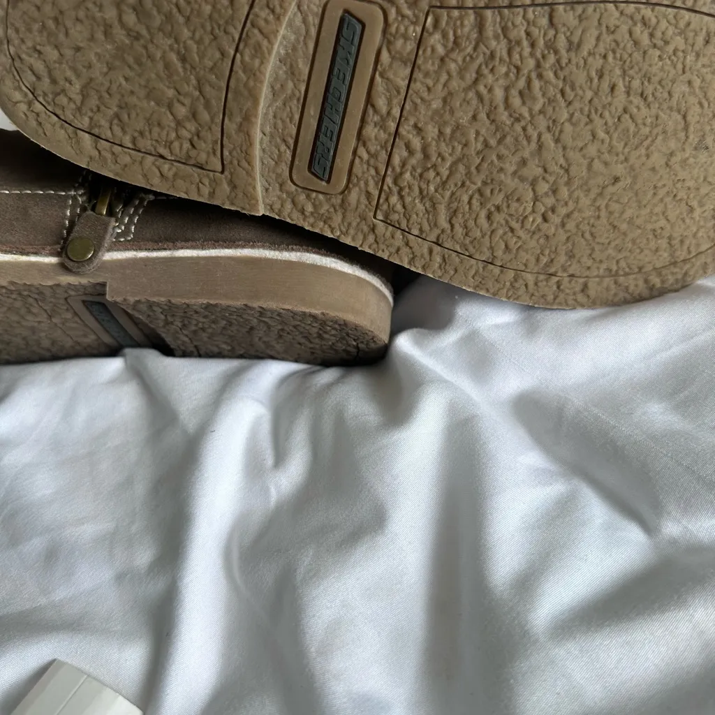Skechers  Brown Winter Boots with Cream Trim - Image 5