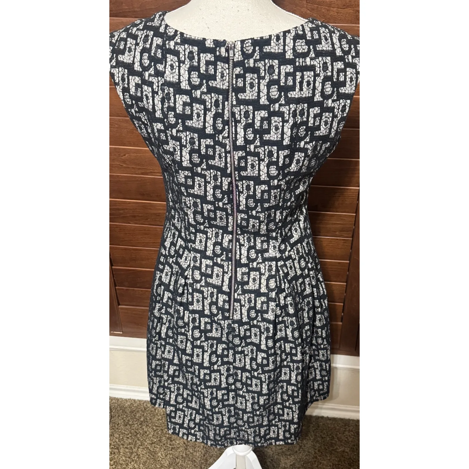 Gabby Skye Dress sz 10 Black White Fit & Flare Lace Overlay Batik Sleeveless LBD - Image 4