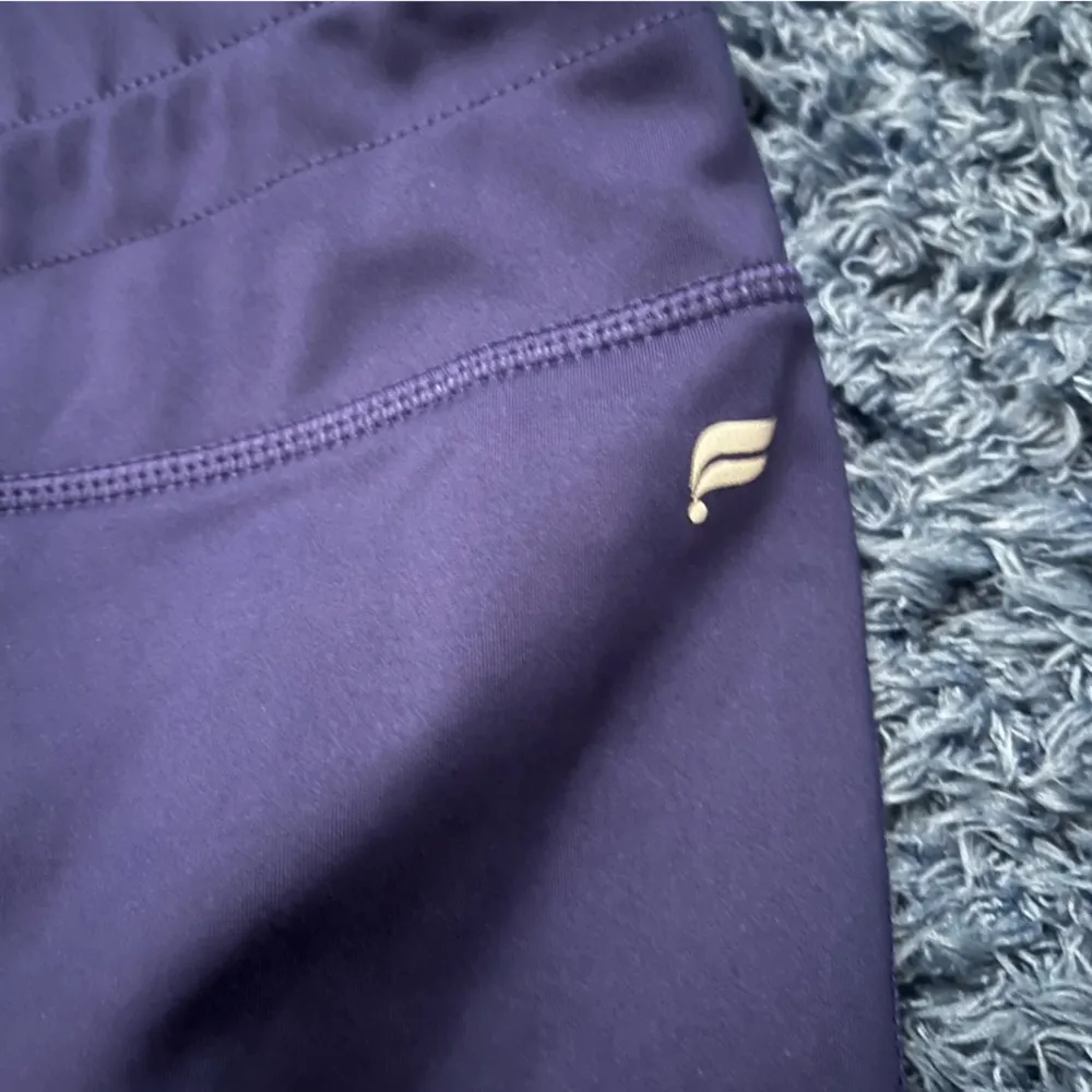 Fabletics Women's Navy Silver Houndstooth Ultracool cropped Leggings size L - Image 3