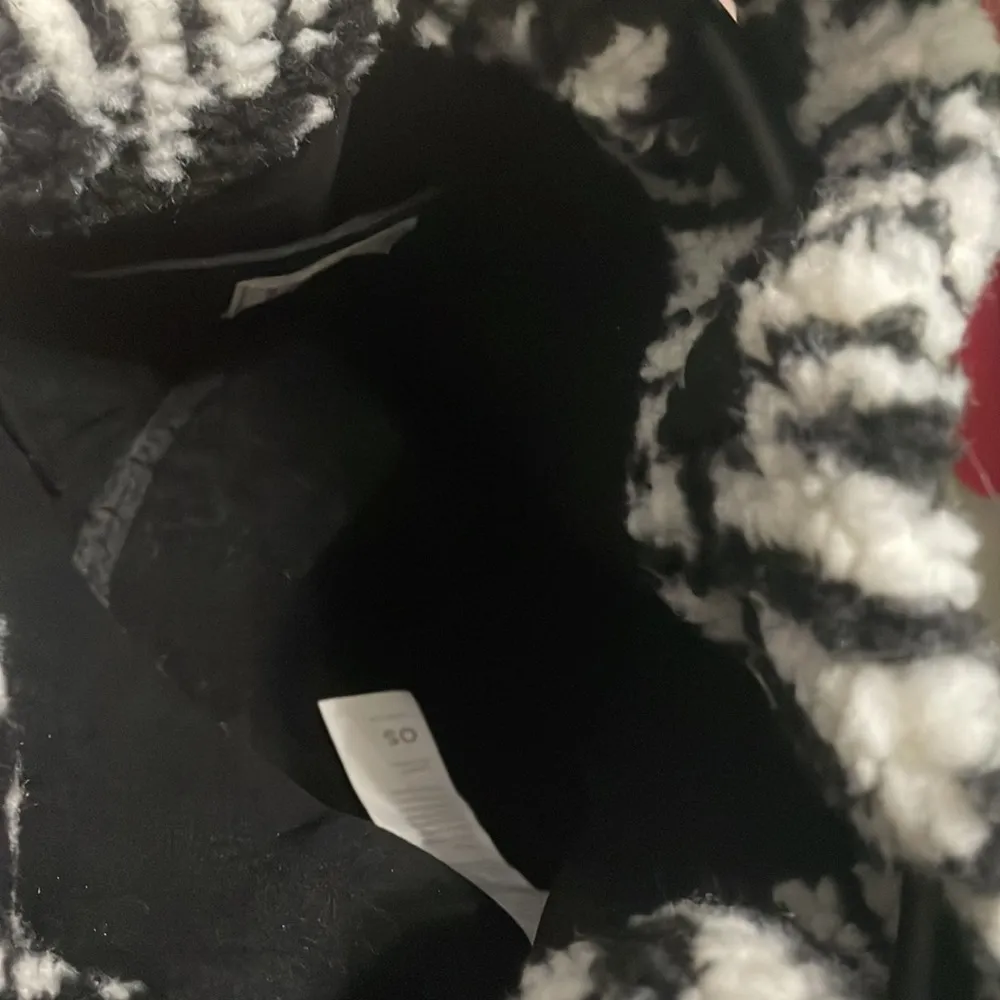 YITTY 💖 NWT  Major Label Black & White Sherpa Bucket Bag - Image 5
