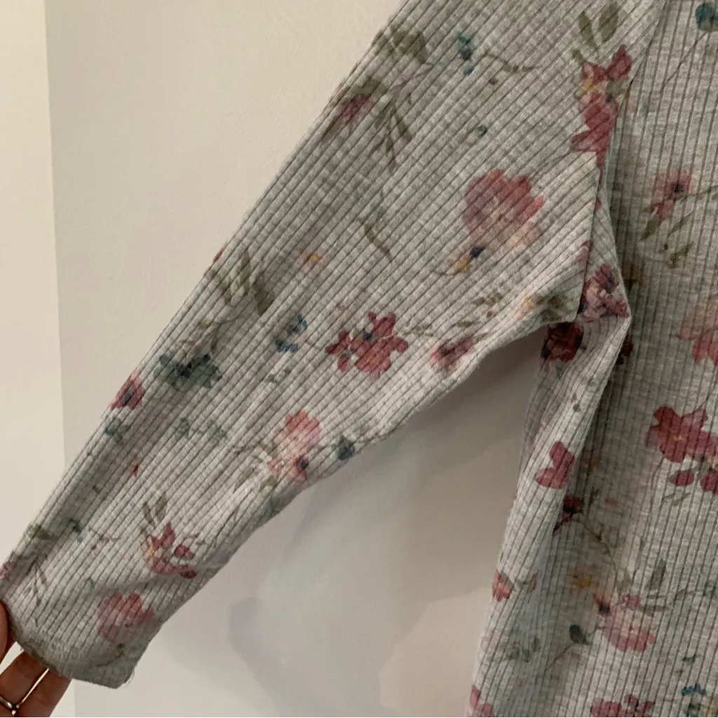 Cloud Chaser Gray Floral Print Strappy V Neck Top Size Medium - Image 4