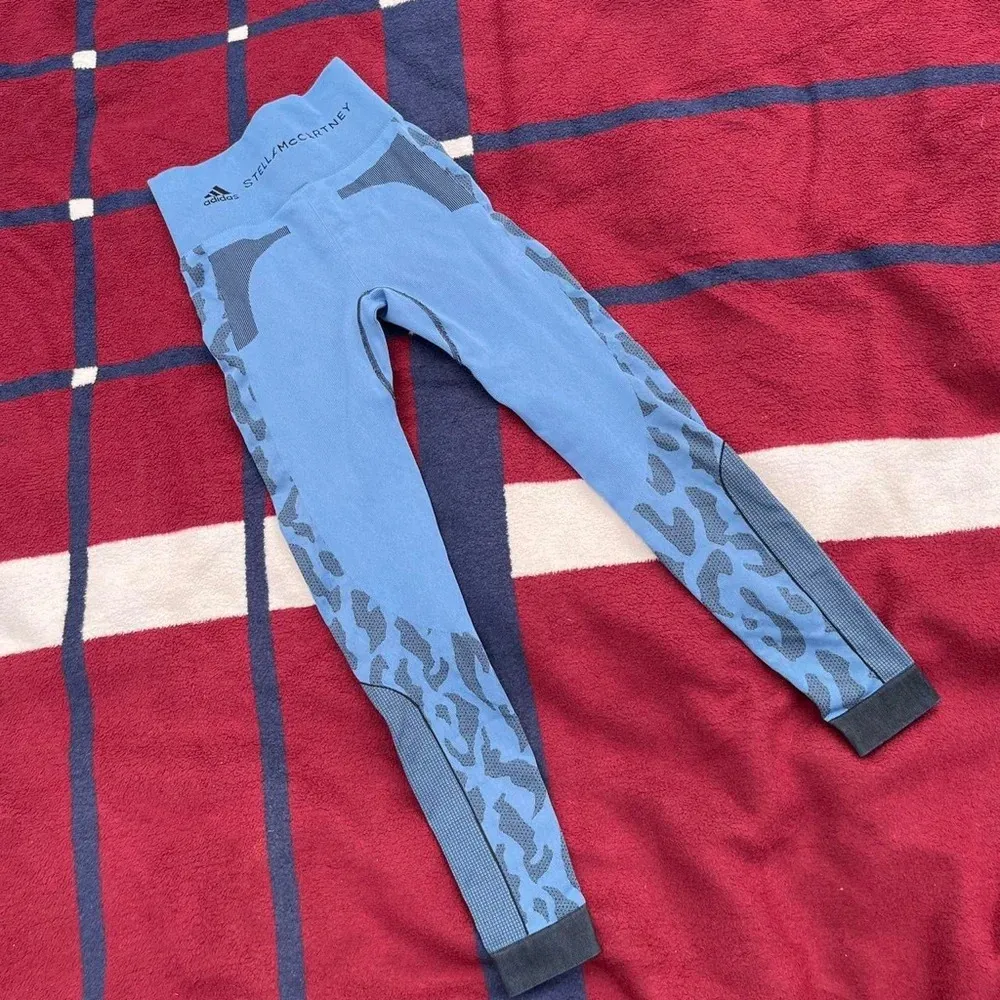 blue compression printed workout leggings
Adidas x Stella McCartney Women’s XS - Image 5