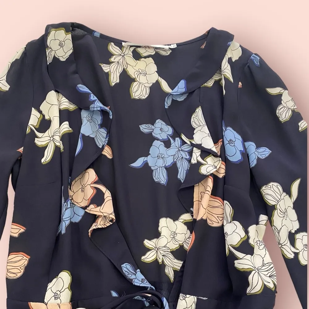 ASTR The Label Navy floral Ruffled wrap dress long sleeve NWOT small - Image 3