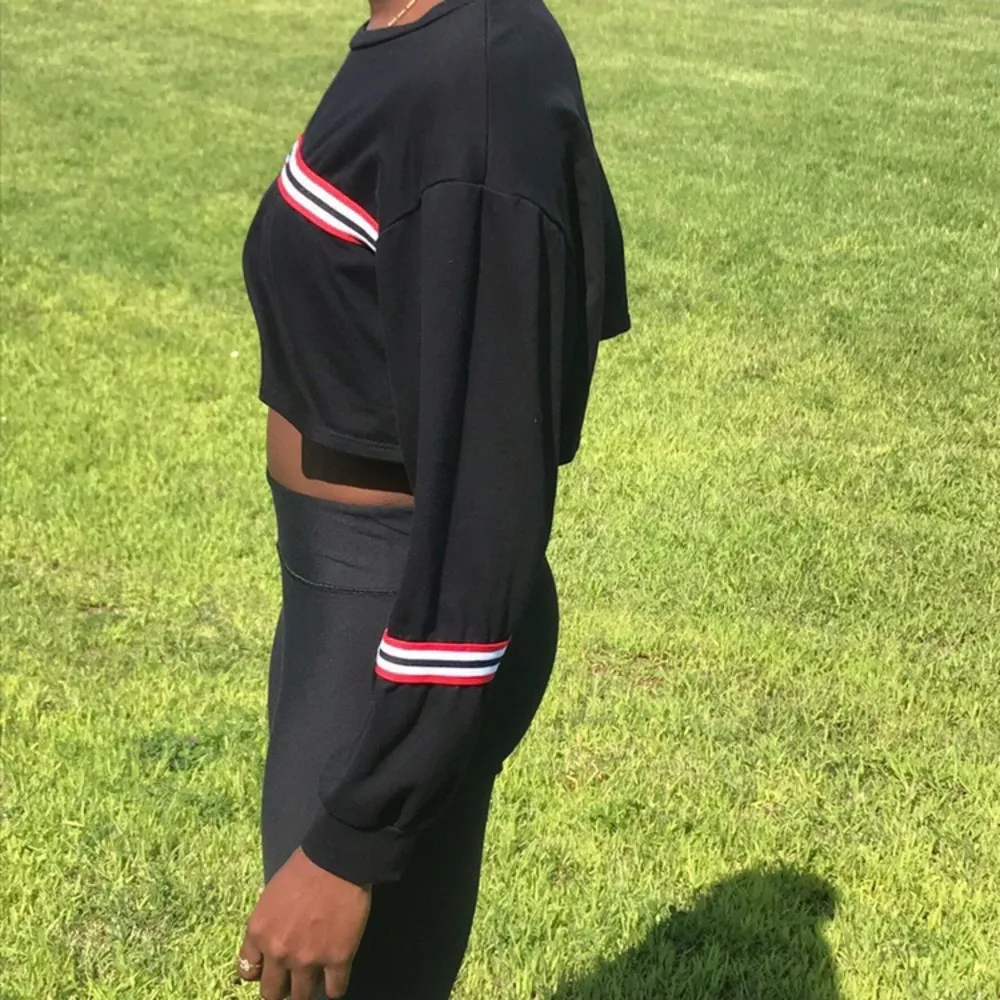 Trés Bien - long sleeve  black cropped sweatshirt - Image 2