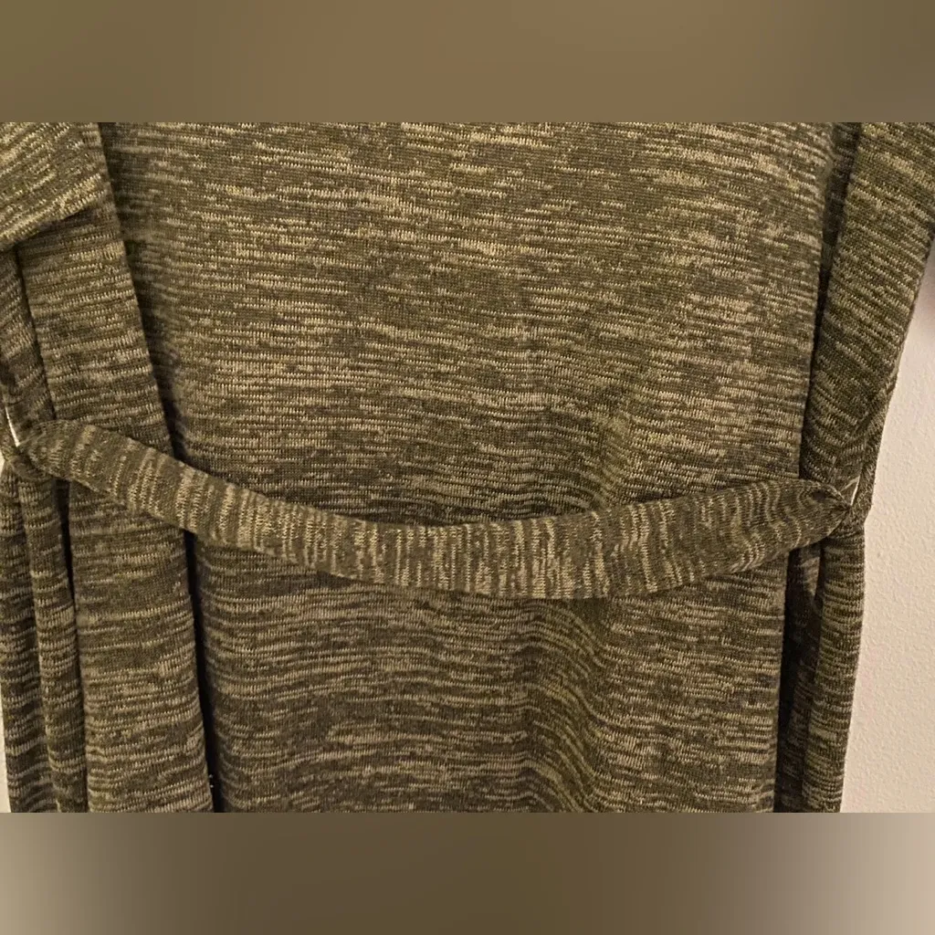 Vine and Love Olive Short Sleeve Sweater Top Women's Sz Medium - Image 12