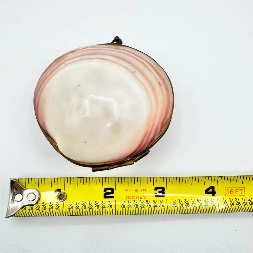 Vintage Natural Clamshell Kiss - Image 9