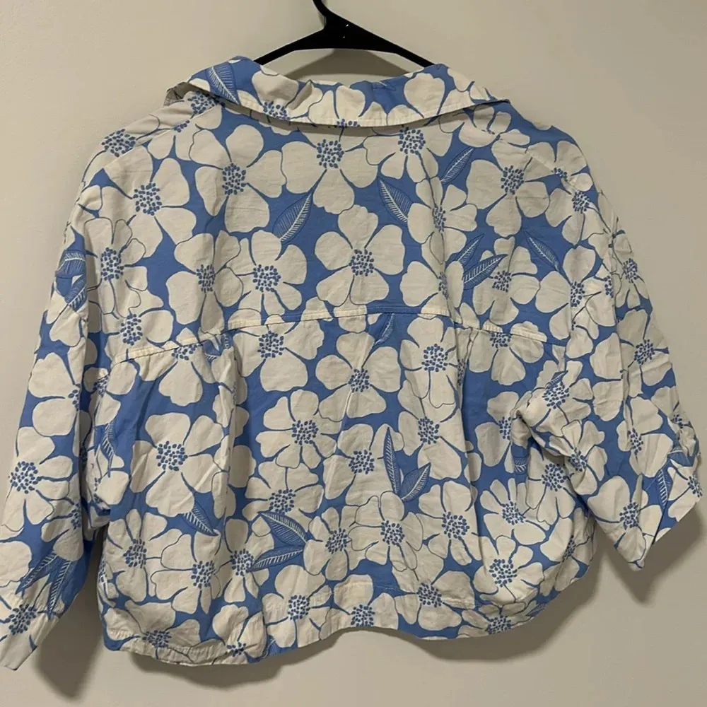 Zara 100% Cotton White and Blue Floral Button-Up Crop Shirt Coastal Size M - Image 3