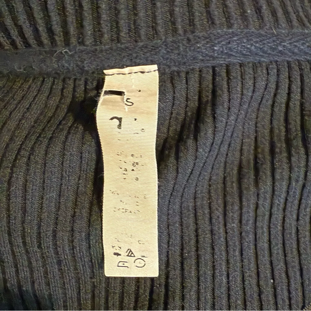 Alo Yoga Muse V-Neck Long Sleeve Cropped Pullover Top in Black - Image 5