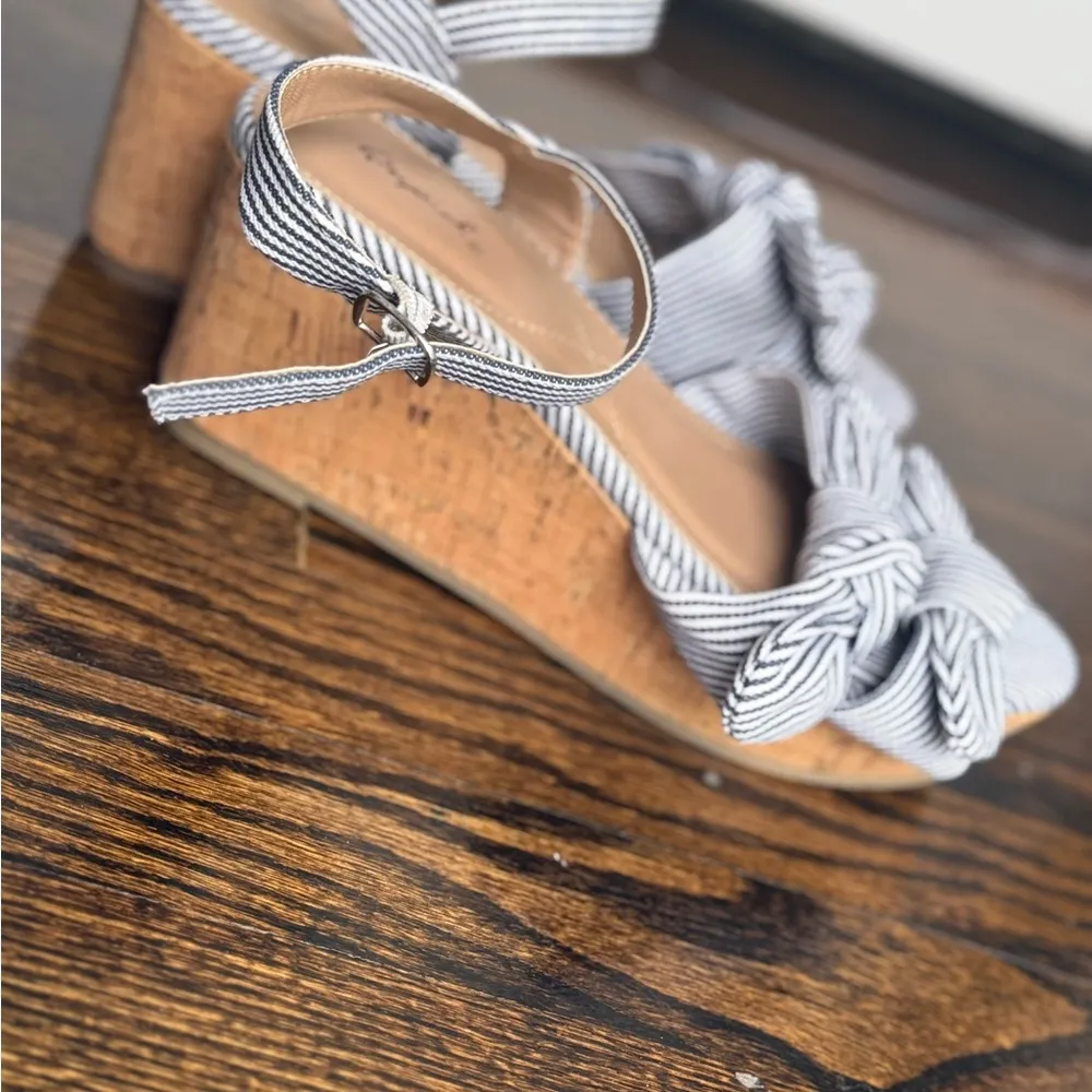 Qupid White and Blue Wedge Sandals with Bow Design - Image 4