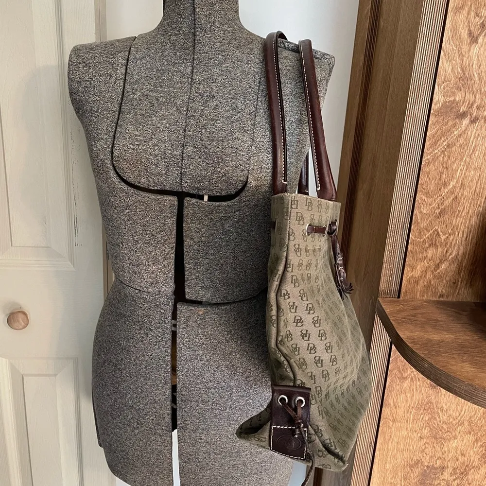 Vintage Dooney & Bourke Monogram Tassel Tote Tulip Tassel Large Green & brown - Image 5