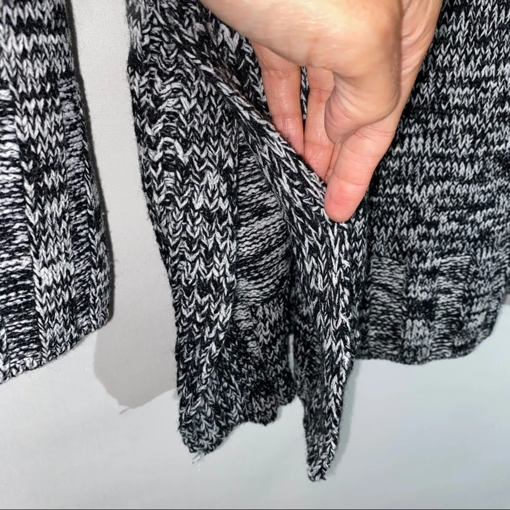 Doe & Rae Turtleneck Sweater Size Medium - Image 6