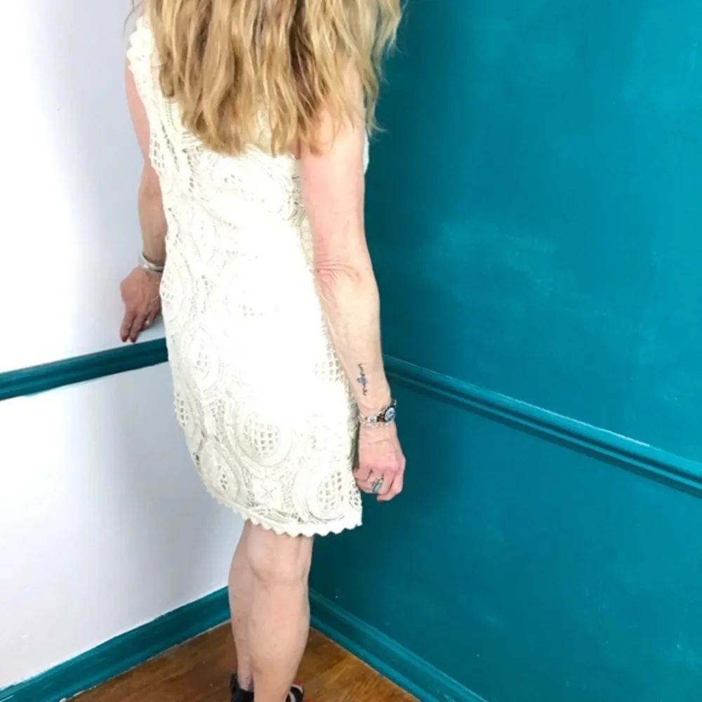 French connection ivory V-neck crochet dress - Image 4