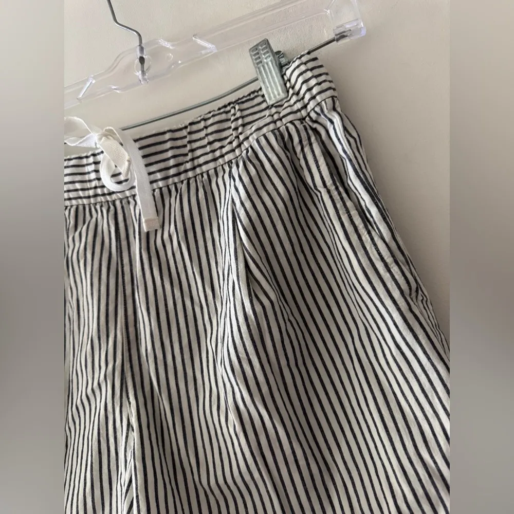 Uniqlo Blue and White Striped 100% Cotton Pull On Elastic Waist Front Tie Shorts - Image 2