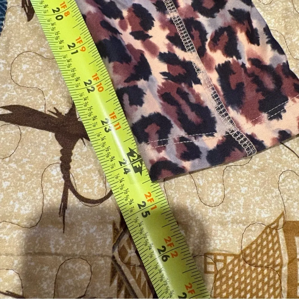 Bally Total Fitness Women's Leopard Print
Yoga Pants with Pockets Size Small Brown - Image 11