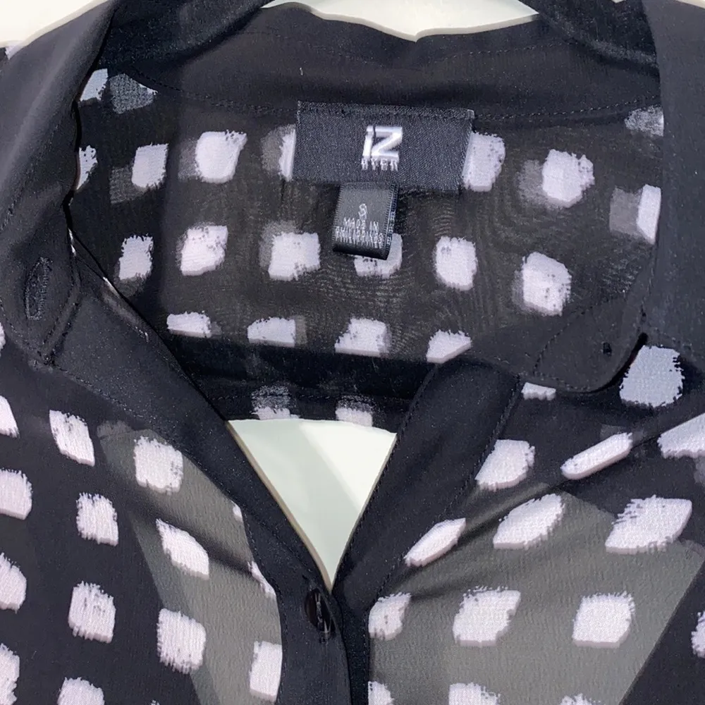 Iz Byer small women’s sheer button down v neck blouse w/open v neck scoop back - Image 5