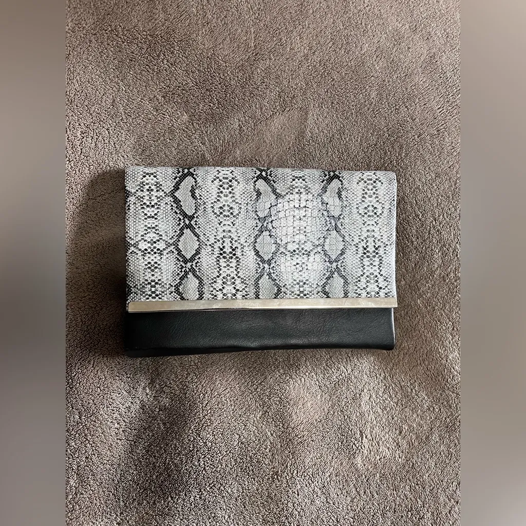Chic Snakeskin Print Purse Clutch Handbag Metal Chain Strap EUC Black - Image 2