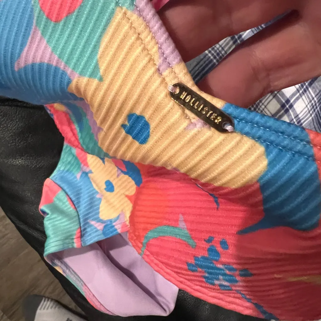 Hollister medium swim bottoms - Image 2