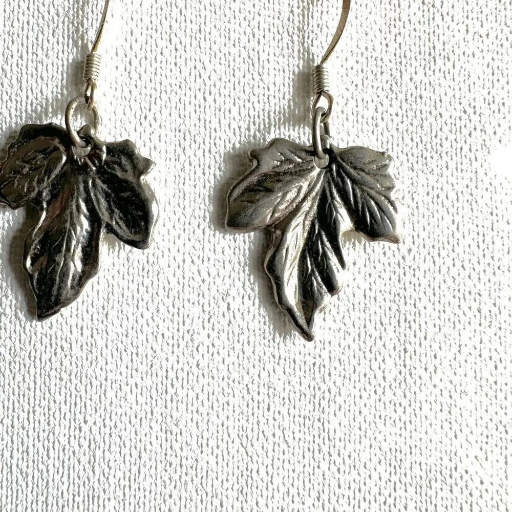 Silver tone maple leaf earrings - Image 10