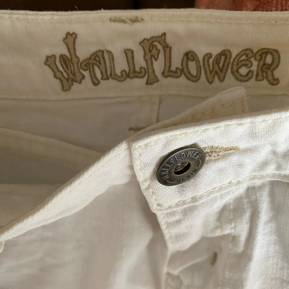 Wallflower sz 3‎ white short shorts - Image 4