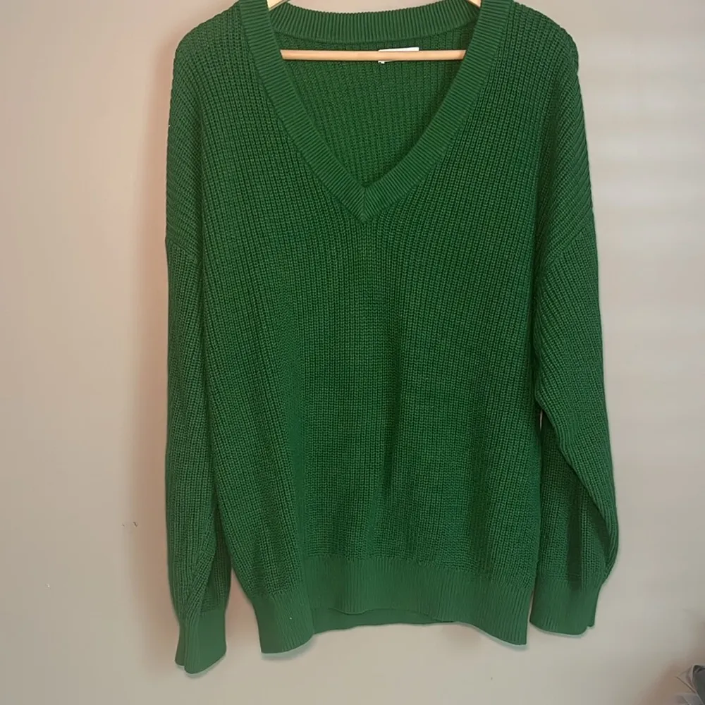 Aritzia TNA Beacon Oversized V Neck Sweater Green Small - Image 4