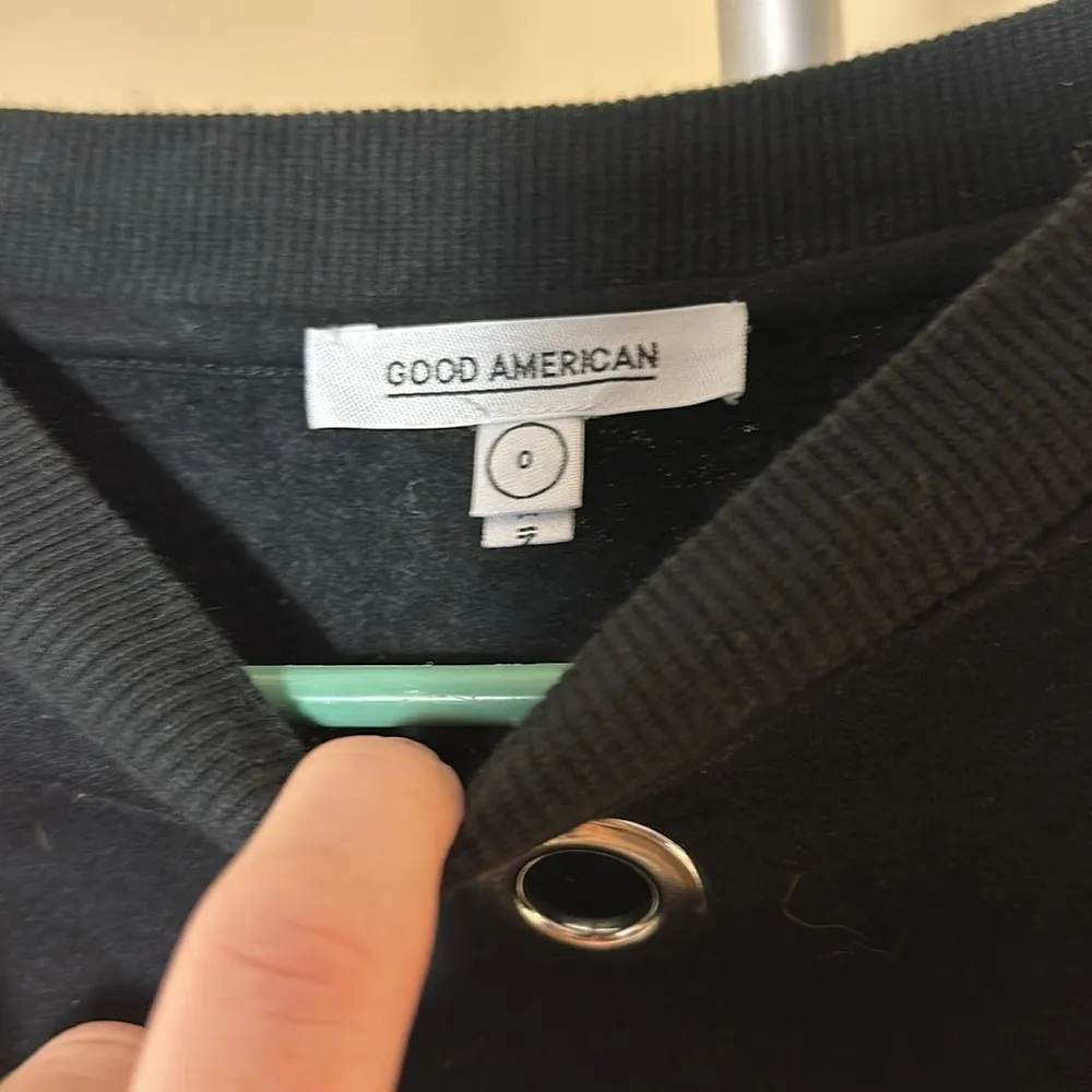 Good American grommet sweater size 0 or XS slightly cropped but hangs at waist - Image 5