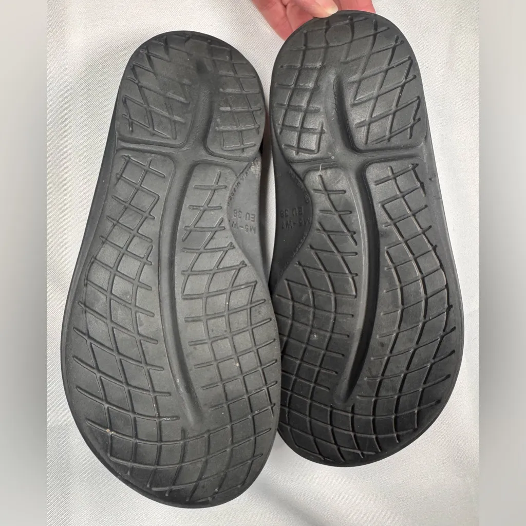 OOFOS OOriginal Recovery Flip Flops | Black | Men’s 5 / Women’s 7 (EU 38) - Image 4