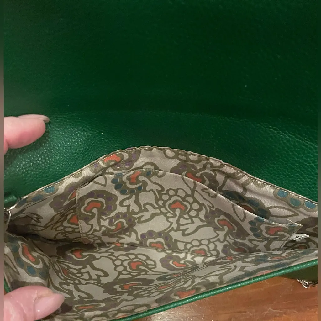 Women’s Green Rectangular Shoulder Bag/clutch Gold Lips Silver Chain Detailing - Image 5