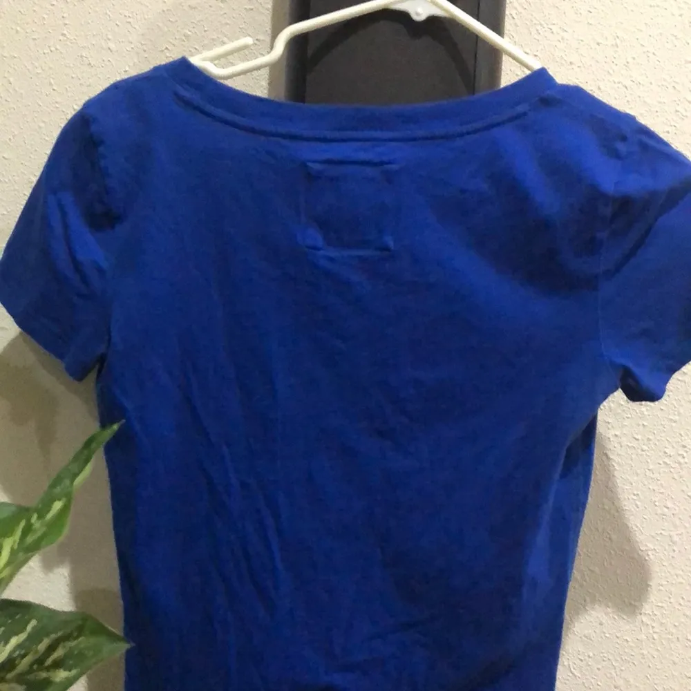 🦋4/$25 Abercrombie & Fitch blue & white flower tee small - Image 6