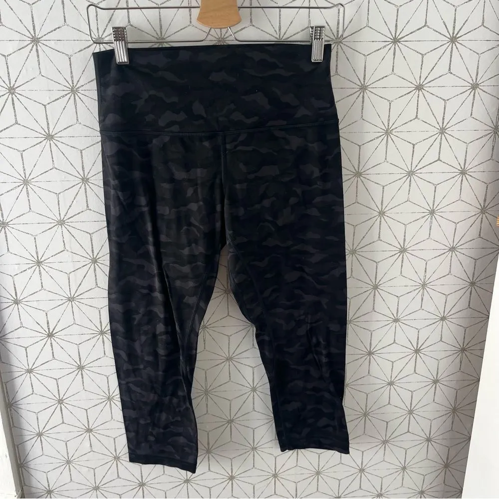 Lululemon Align Crop *21"
Sequoia Camo Print Deep Coal Black - Image 5