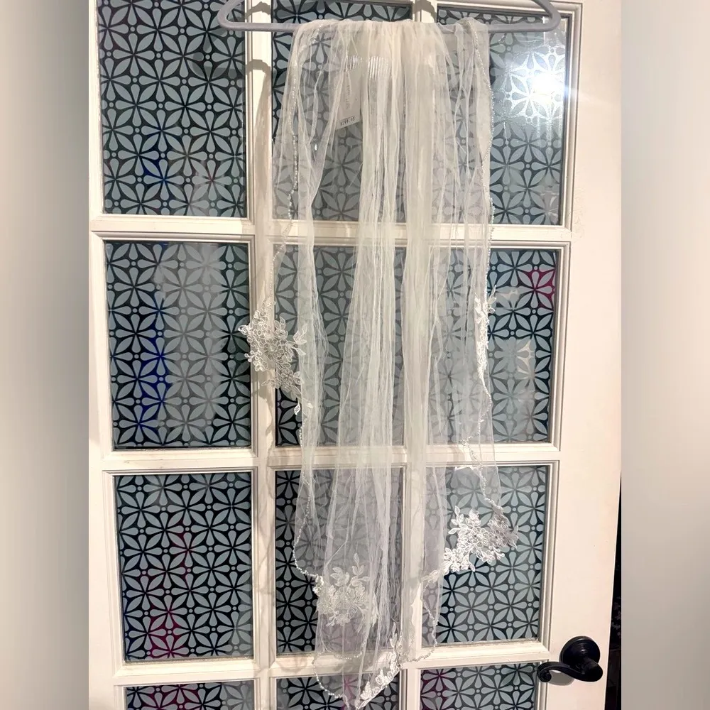 David’s Bridal Ivory Tulle & Lace Beaded Wedding Gown & Veil size 12 New - Image 10