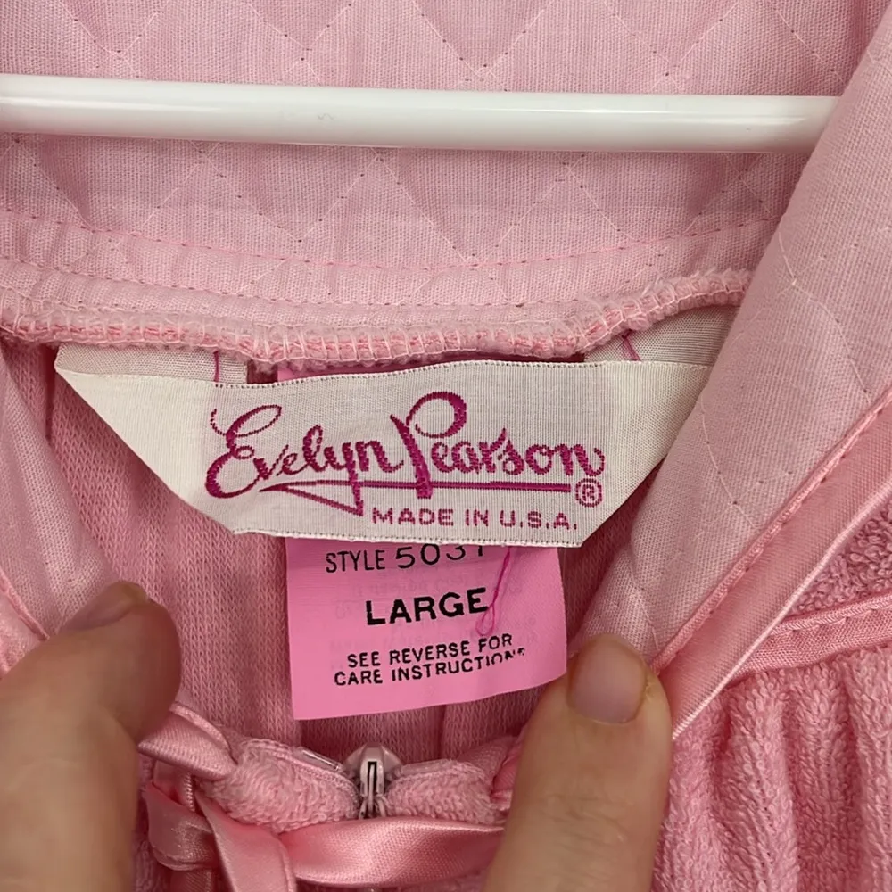 Vintage 70s Evelyn Pearson Large Pink Terrycloth Housecoat Dress with Pockets - Image 5