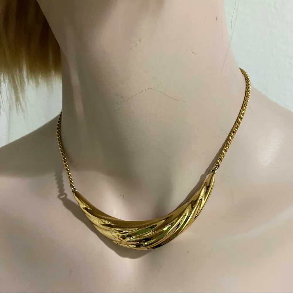 Vintage MONET Crescent Ruffled Bar Pendant Choker Gold tone Necklace - Image 2