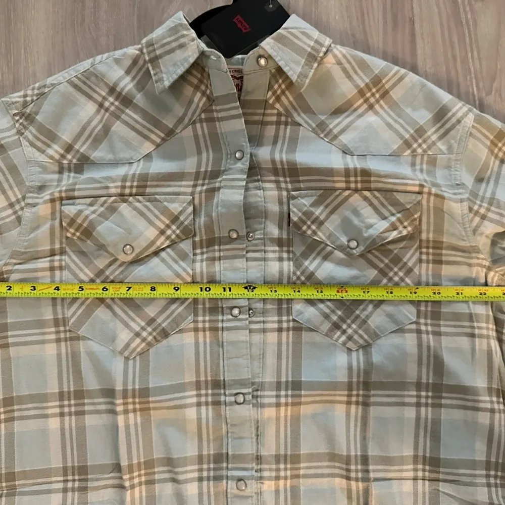 Levi’s Oversized Plaid Shirt 🤍💚 Sz L – Cozy & Casual! NWT - Image 6