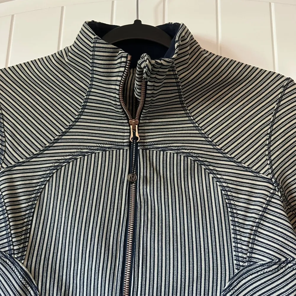 Lululemon‎ Forme Jacket II Pine Stripe Size 6 - Image 3