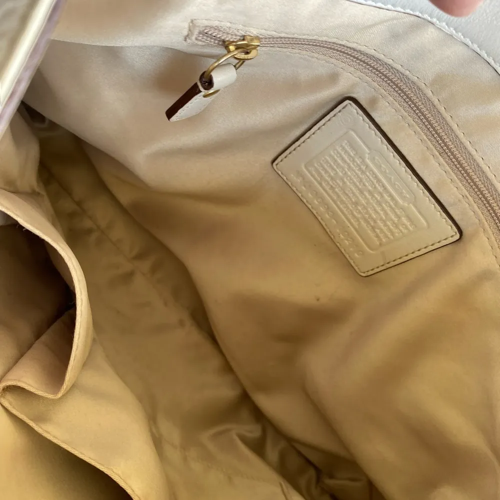 Coach Winter White Pebble Leather Bag - Image 6