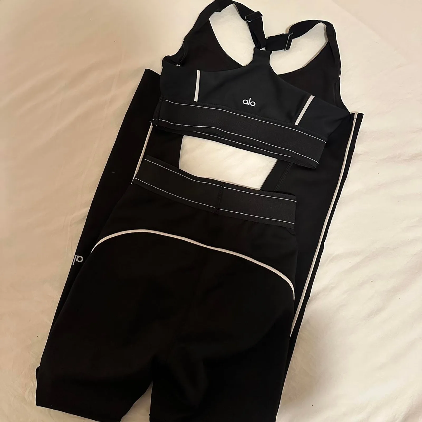 Alo yoga suit up set - Image 7