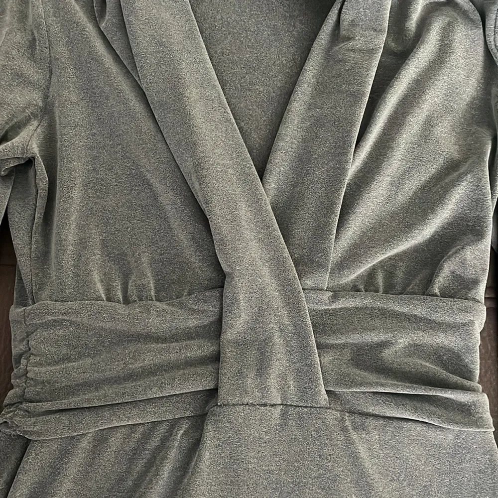 NEW YORK & COMPANY STRETCH Gray 3/4 Sleeve Top Size XS - Image 2
