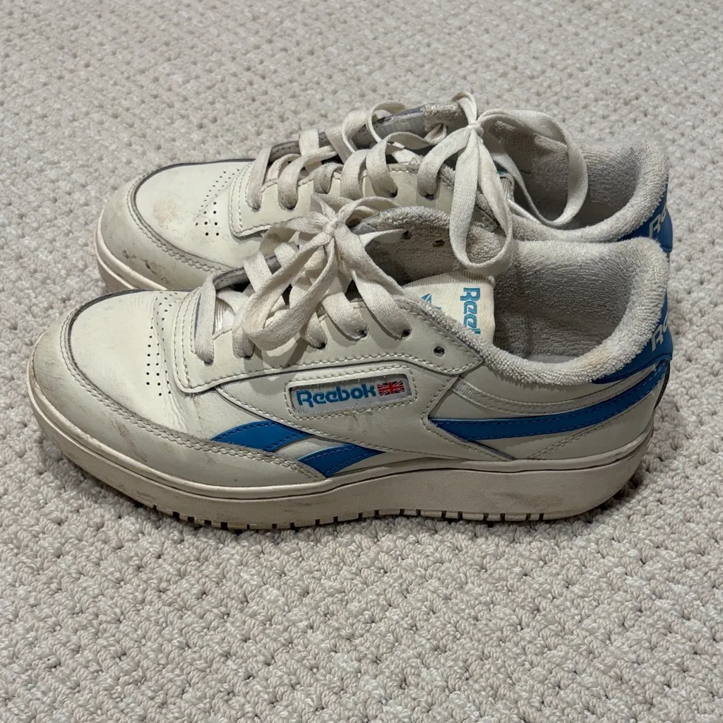 Reebok Cream and Blue Sneakers - Image 3