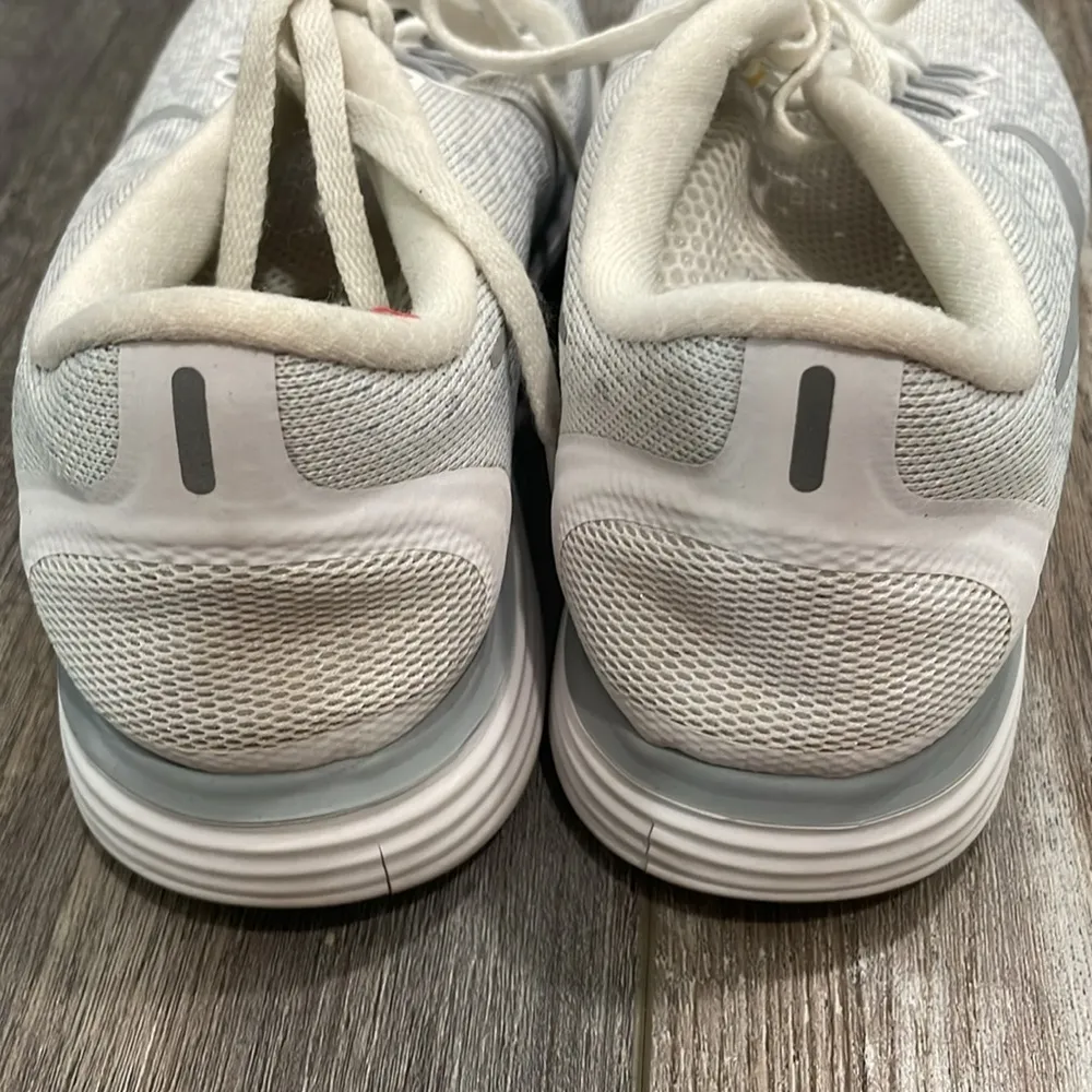 Nike free distance running shoes hyper jade/white size 8 - Image 4