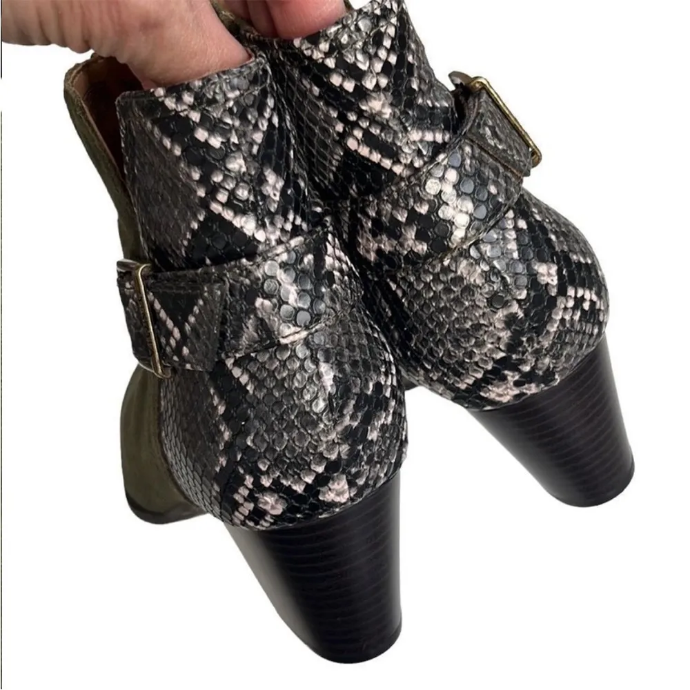 LIKE New Vionic Leather Ankle Boots - Image 6