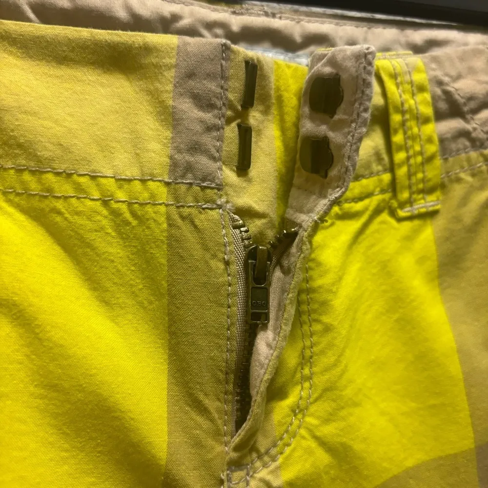 Old Navy Womens Yellow Plaid Shorts Size 2 - Image 6