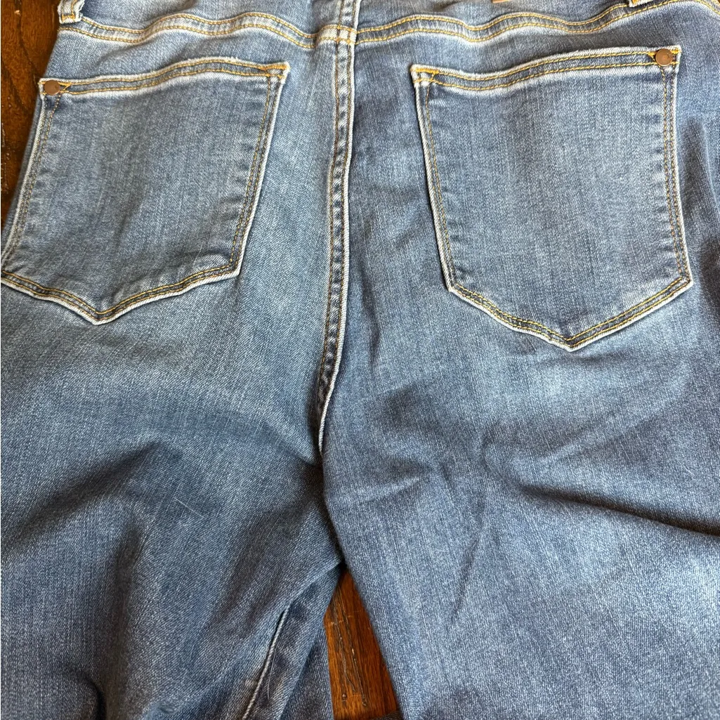 Judy Blue Flare Jeans in Classic Blue - Image 4