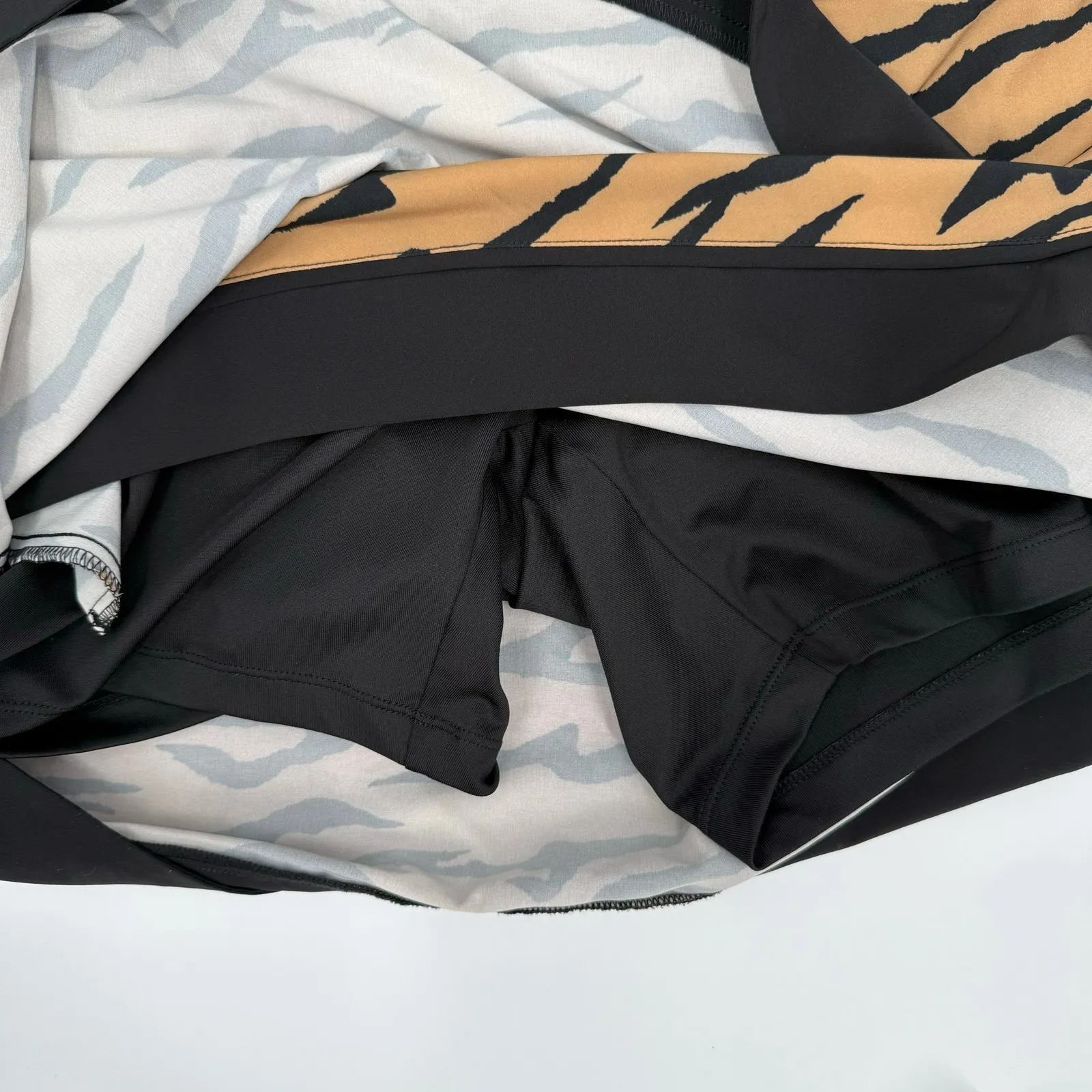 Chico's Zenergy Skort Size 6 UPF Tiger Print Curved Hem Athleisure Golf Travel - Image 6