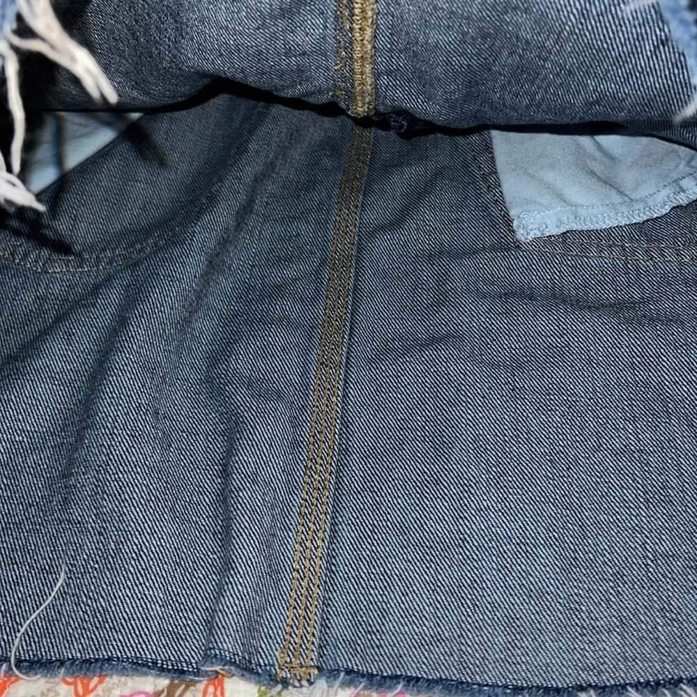 Madewell size 27 denim skirt frayed edge pockets belt loops zip button close - Image 3