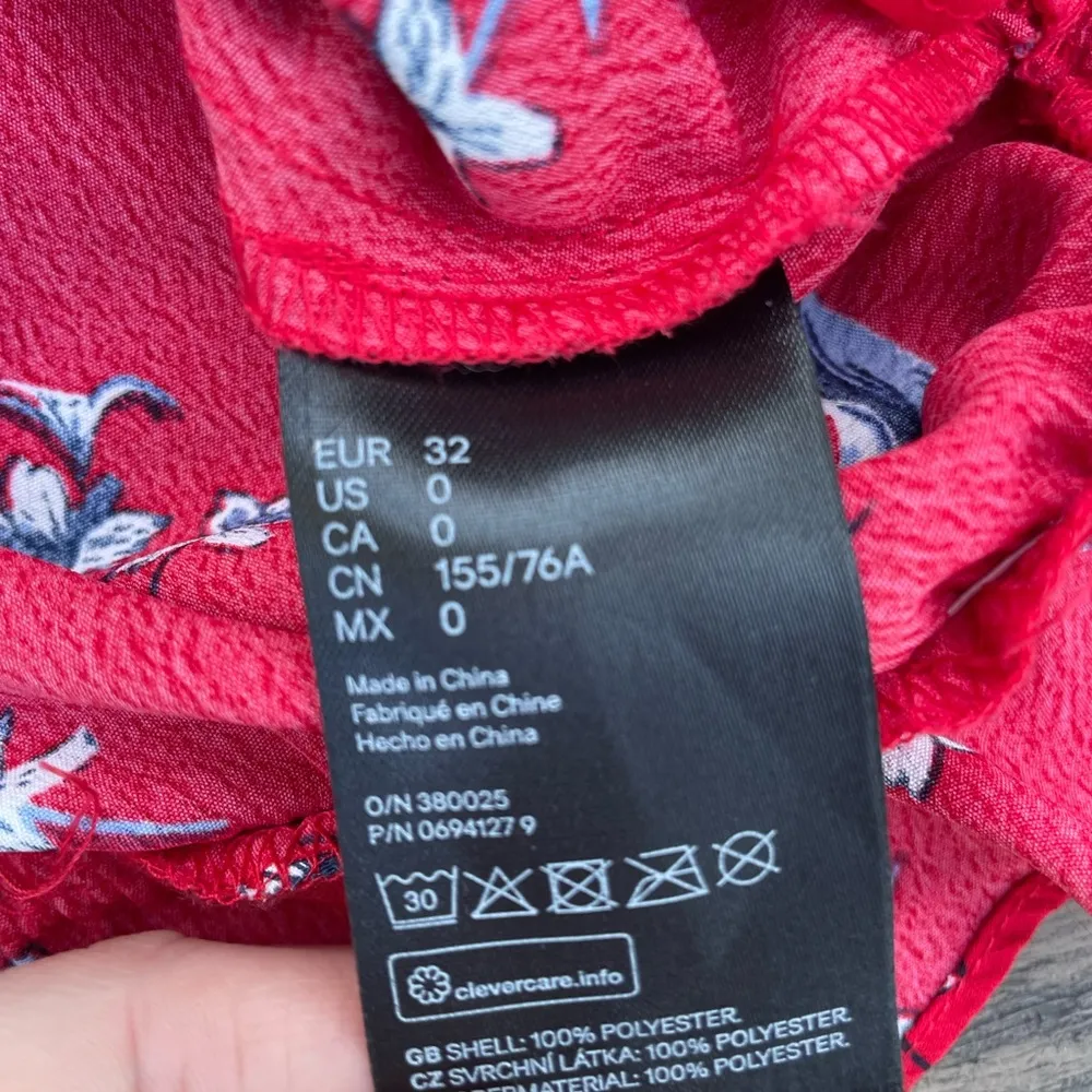 H&M Size 0 Red Floral Long Sleeve Ruffle Crop Blouse Top V-neck Divided by H&M - Image 8