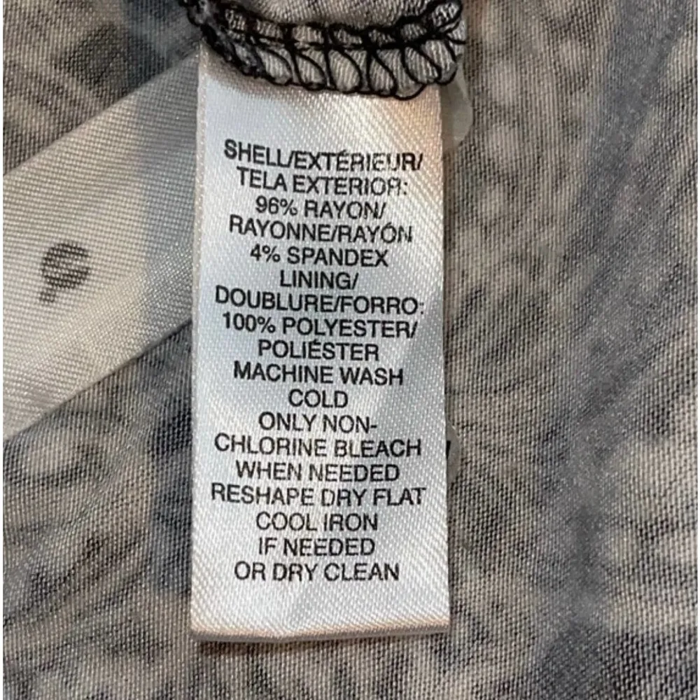 LOFT BLACK WITH WHITE FLORAL DESIGN FIGURE FLATTERING V-NECK STRETCH DRESS SMALL - Image 4